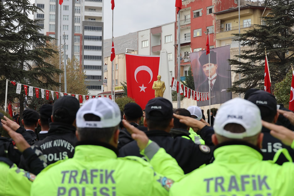  Cumhuriyetimizin kurucusu Ulu Önder Mustafa Kemal Atatürk'ün ebediyete yolculuğunun 86. Yıldönümü nedeniyle İlçemizde Anma Töreni düzenlendi.