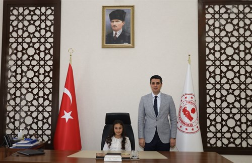 İlçe Kaymakamımız 23 Nisan Ulusal Egemenlik ve Çocuk Bayramında Makamını Genç Kaymakam İsra Beril Deniz’e devretti.