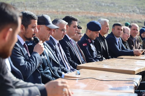 Karahasanuşağı Mahallesinde, PKK’lı teröristlerce düzenlenen menfur saldırı sonucu şehit düşen 6 vatandaşımız için anma töreni düzenlendi.