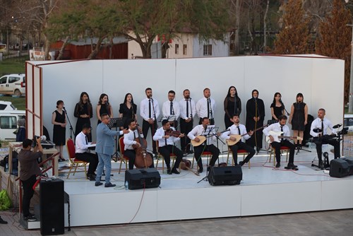 Milli Eğitim Müdürlüğümüzde görev yapan müzik öğretmenlerimiz tarafından hazırlanan “Türkü ve Moral Gecesi” etkinliği Elbistanlılar ile buluştu